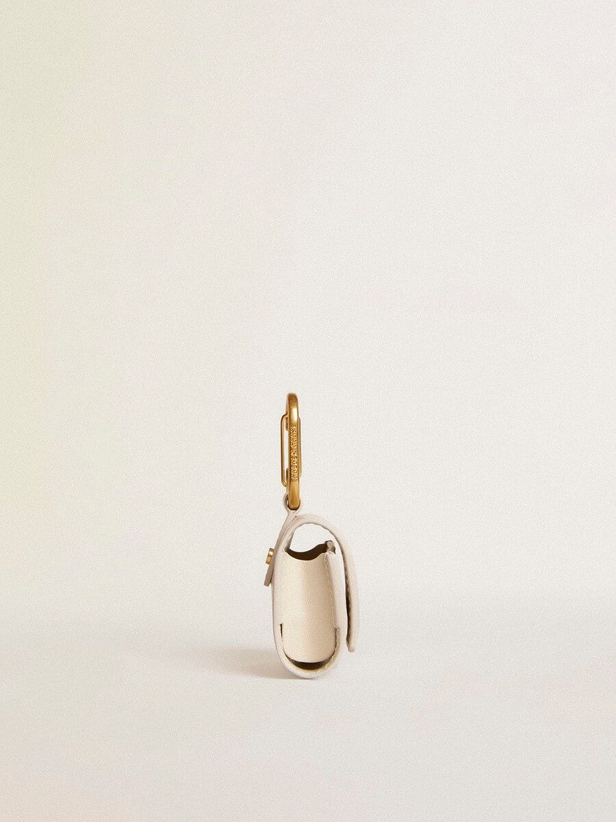 zniszczone białe etui na airpods