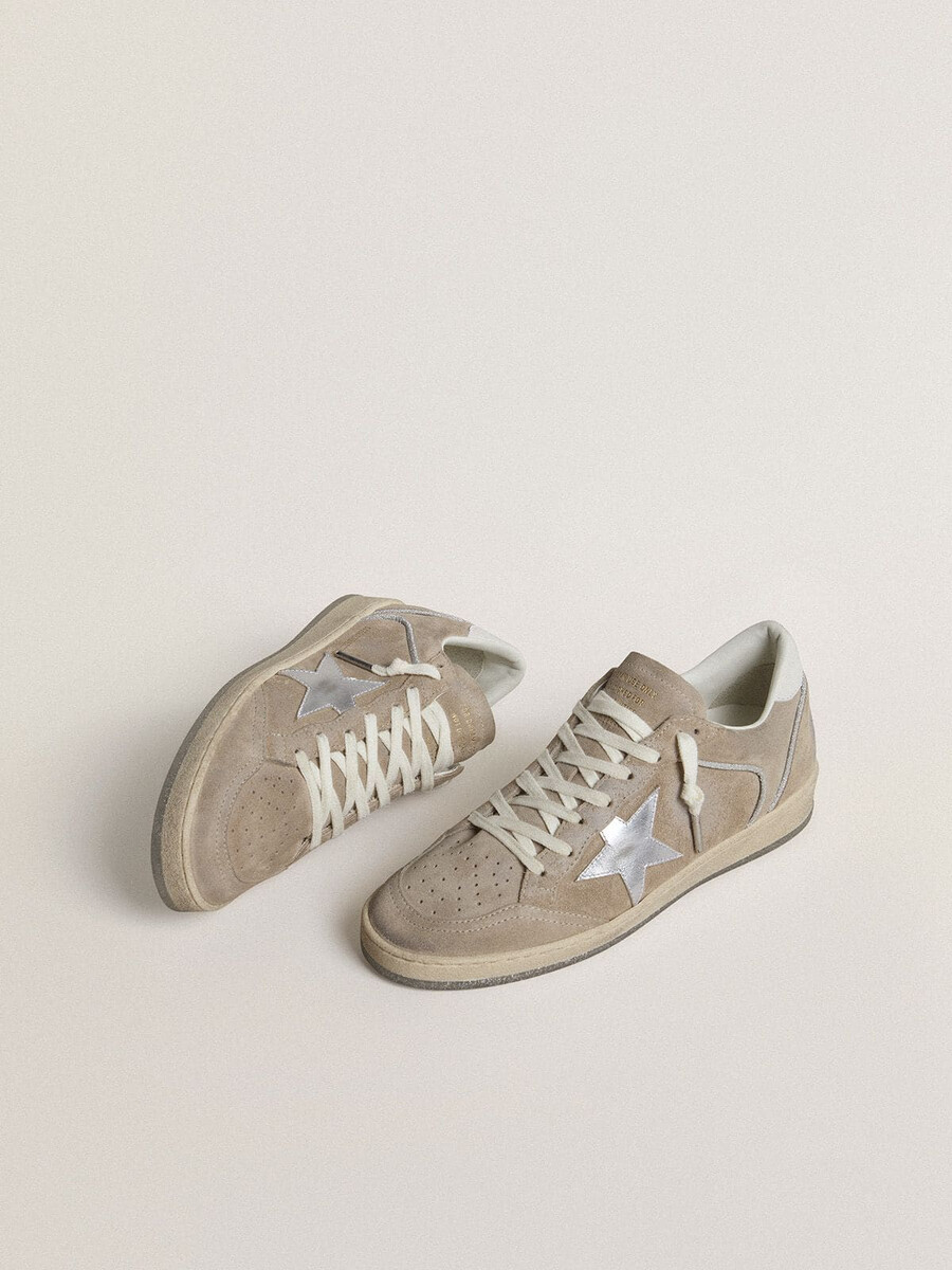 damskie buty ball star ltd z beżowego zamszu ze srebrną metaliczną gwiazdą ze skóry i białą skórzaną zapinką na pięcie