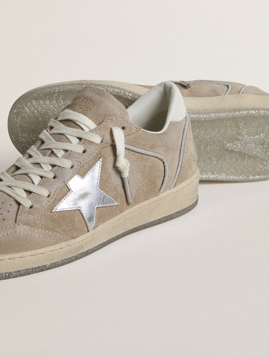 damskie buty ball star ltd z beżowego zamszu ze srebrną metaliczną gwiazdą ze skóry i białą skórzaną zapinką na pięcie