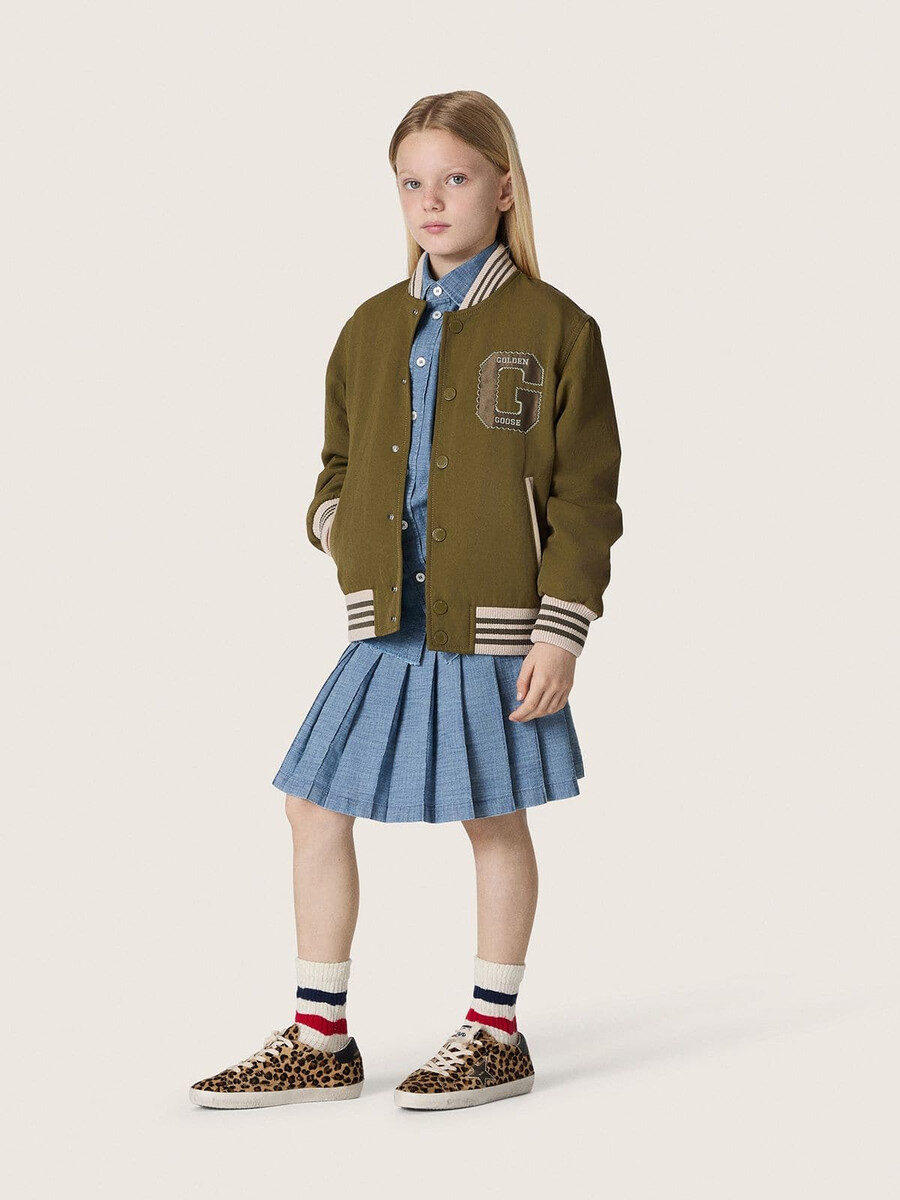 kurtka typu bomber unisex journey z nylonu twill w kolorze wojskowym zielonym z haftowaną naszywką