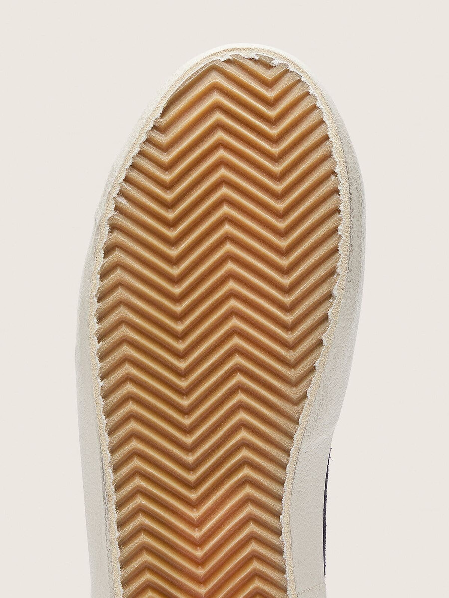 buty young old school w kolorze niebieskim zamszowym ze srebrną brokatową gwiazdką i białą skórzaną zapinką na pięcie