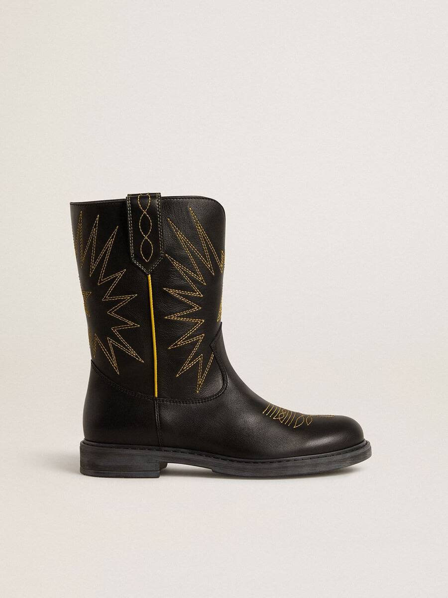 buty wish young ze skóry w kolorze czarnym z haftowanymi żółtymi gwiazdkami