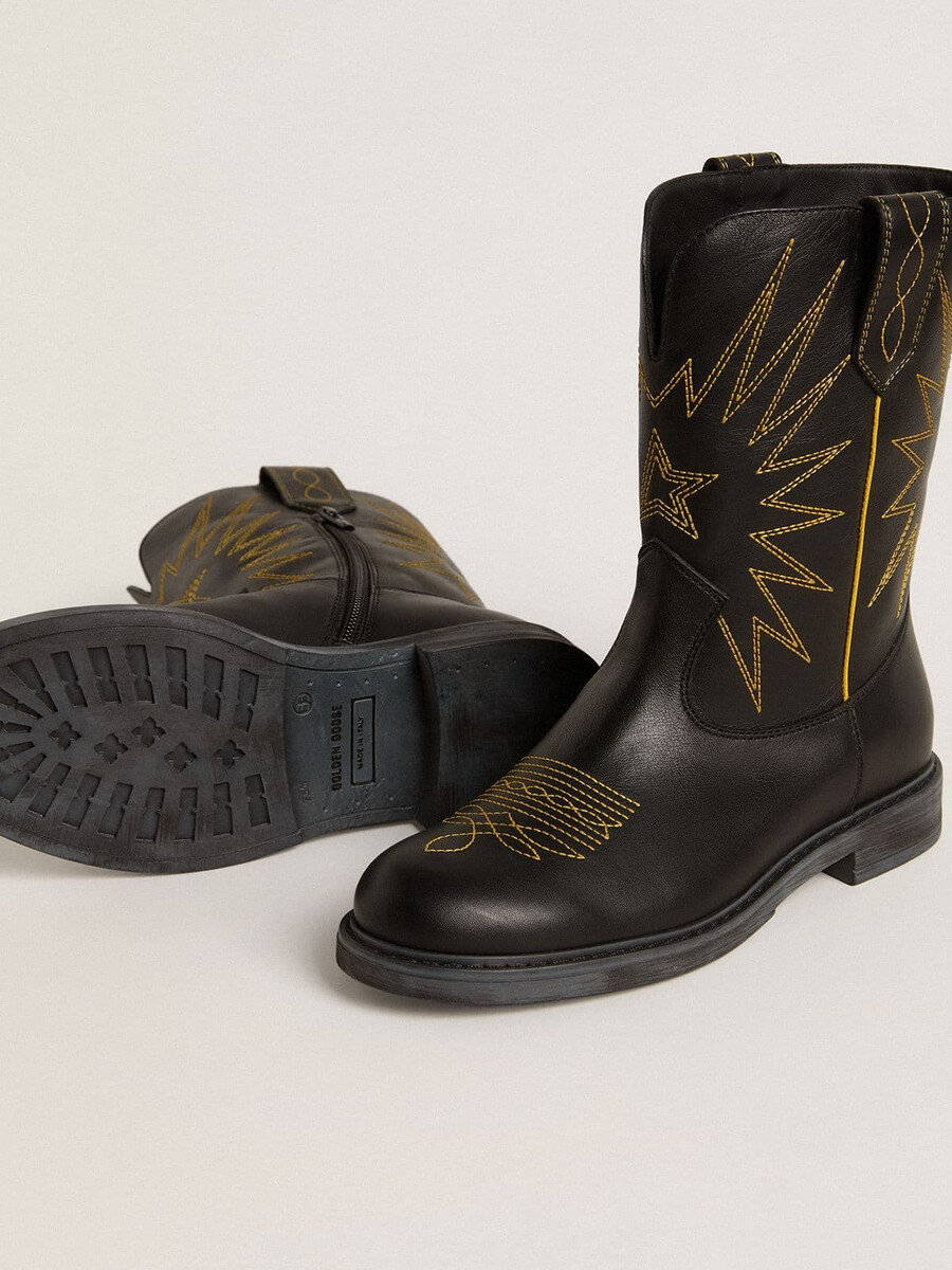 buty wish young ze skóry w kolorze czarnym z haftowanymi żółtymi gwiazdkami