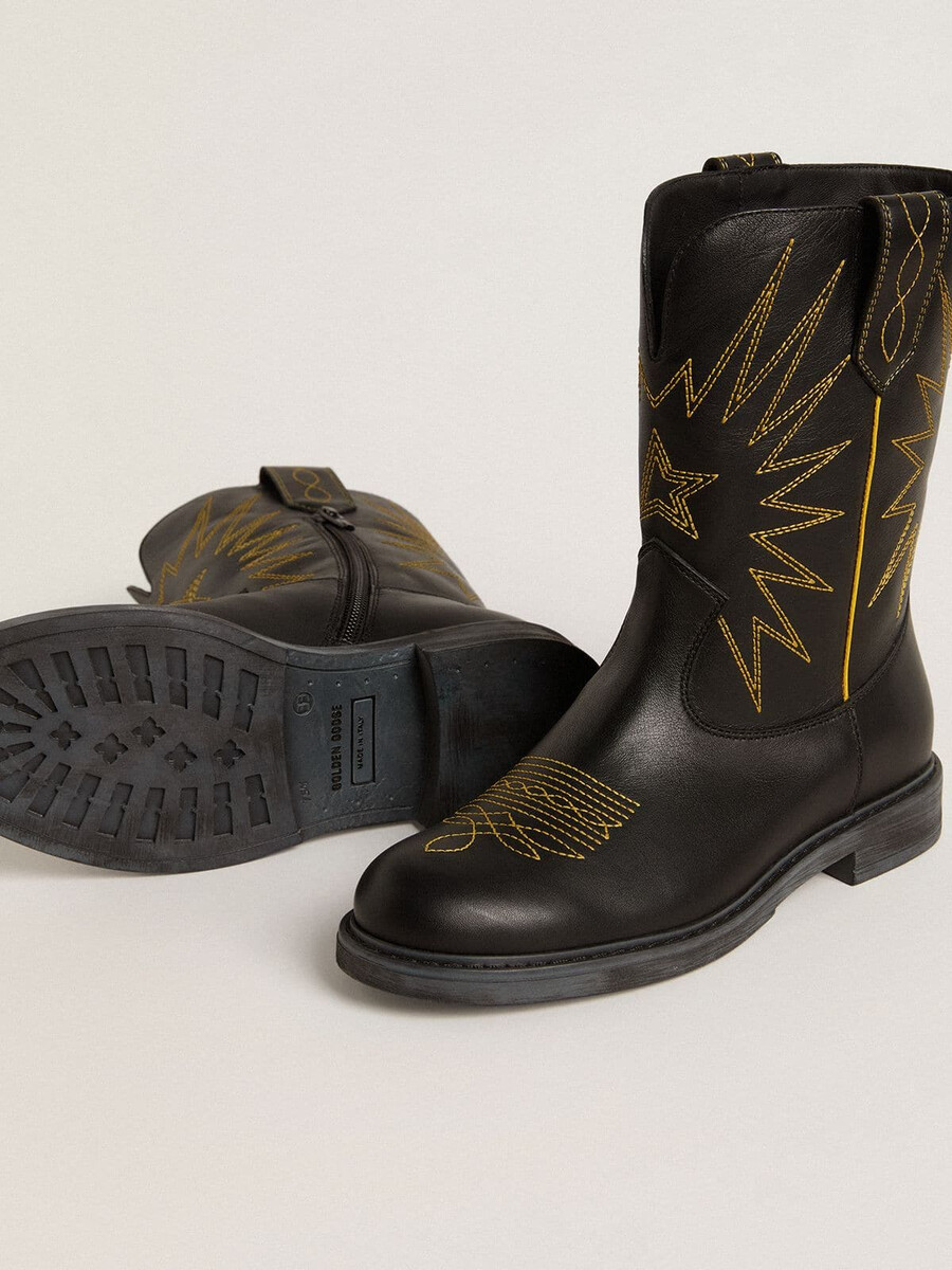 buty wish junior ze skóry w kolorze czarnym z haftowanymi żółtymi gwiazdkami