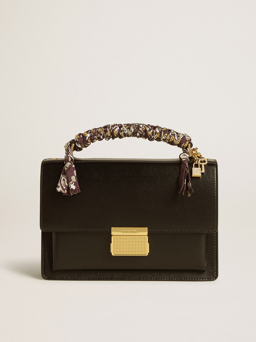 torebka venezia z czarnej skóry z szarfą i podwójnym zawieszką