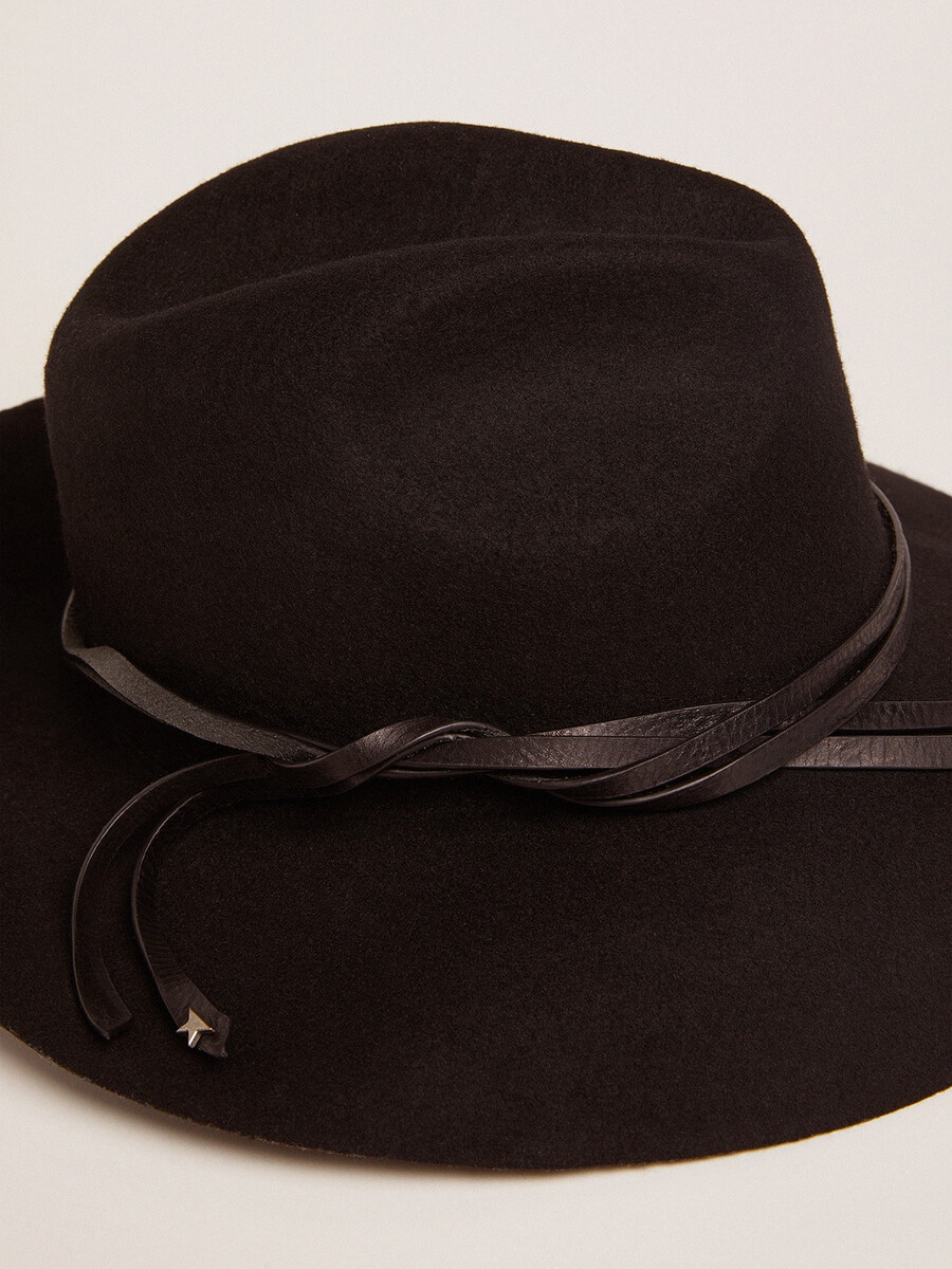 kapelusz fedora damski w kolorze czarnym z paskiem
