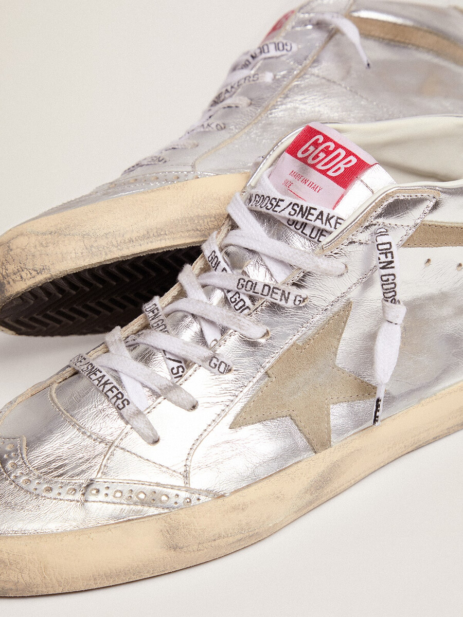 damskie buty mid star ze srebrnej laminowanej skóry z gwiazdą w kolorze gołębiej szarości
