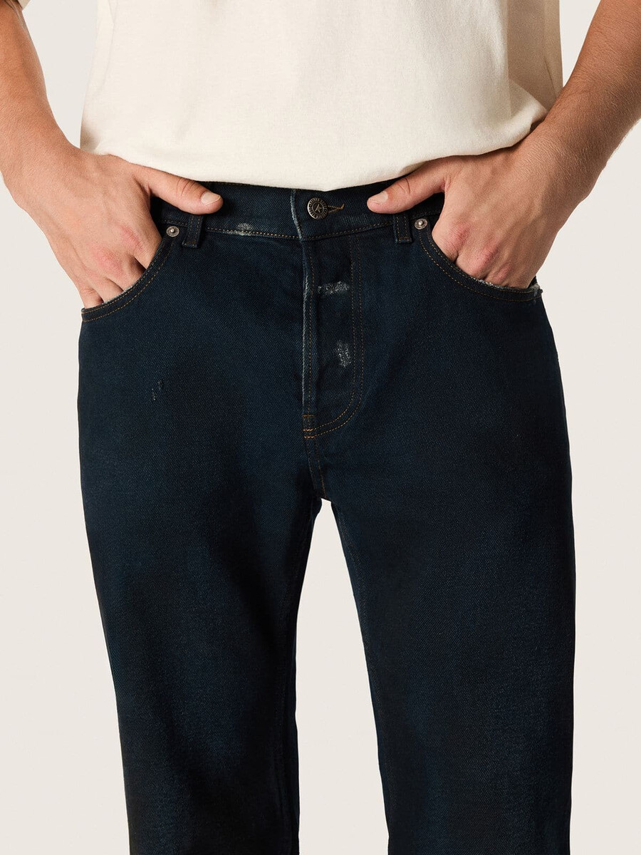 męskie jeansy o dopasowanym kroju z ciemnego indygo z dodatkiem elastycznego denimu