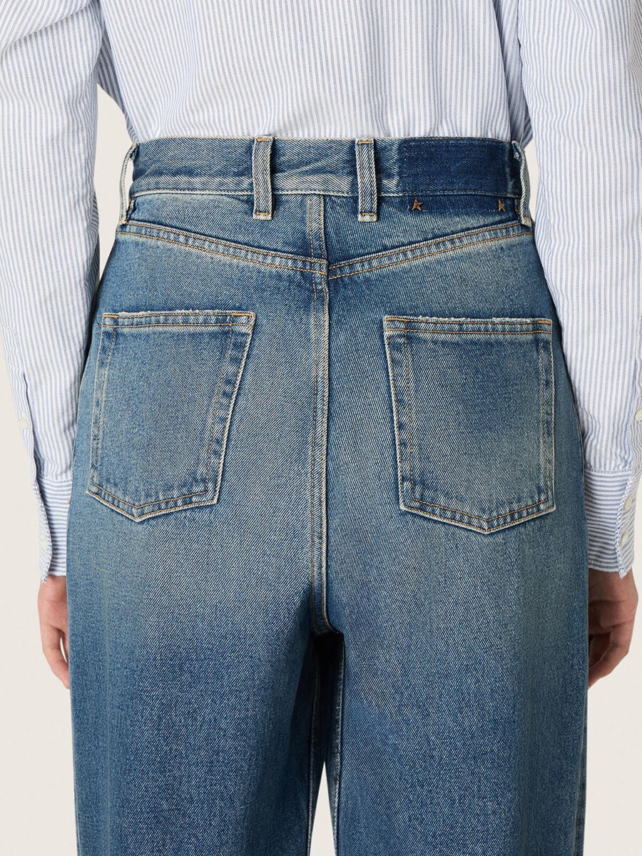 złote damskie jeansy boyfriend z jasnoniebieskiego denimu z efektem sprania