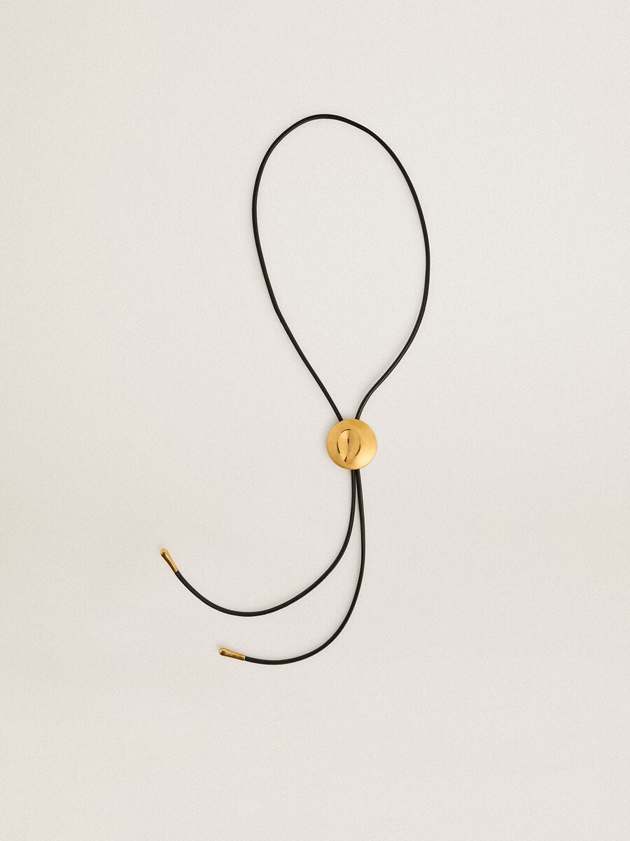 naszyjnik jewelmates bolo tie z czarnej skóry z metalowymi detalami w kolorze starego złota