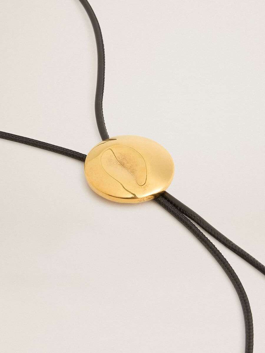 naszyjnik jewelmates bolo tie z czarnej skóry z metalowymi detalami w kolorze starego złota