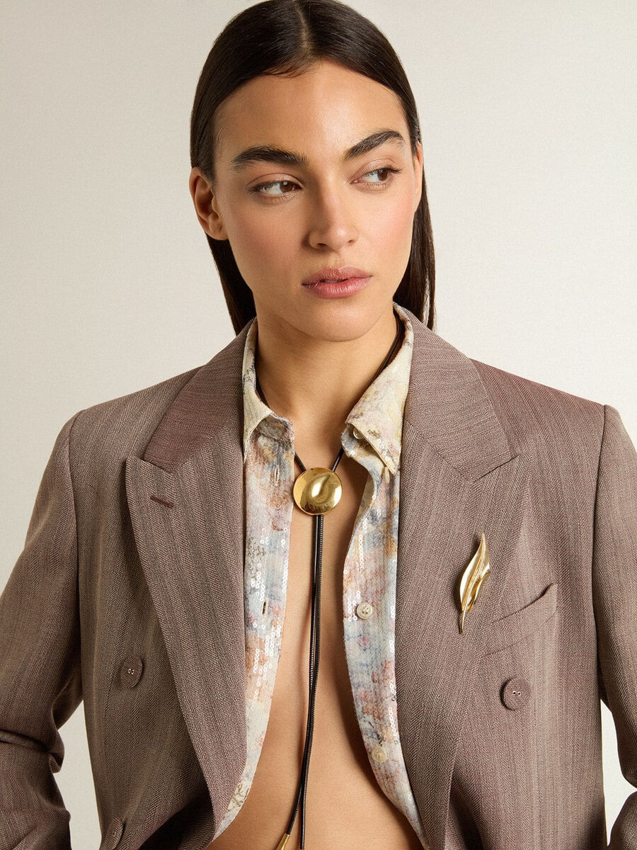 naszyjnik jewelmates bolo tie z czarnej skóry z metalowymi detalami w kolorze starego złota