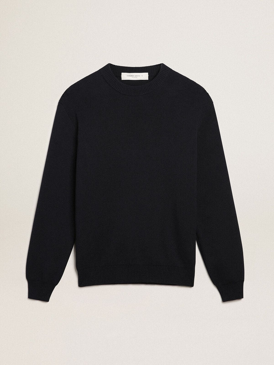 męski sweter z okrągłym dekoltem wykonany z ciemnoniebieskiej bawełny z logo