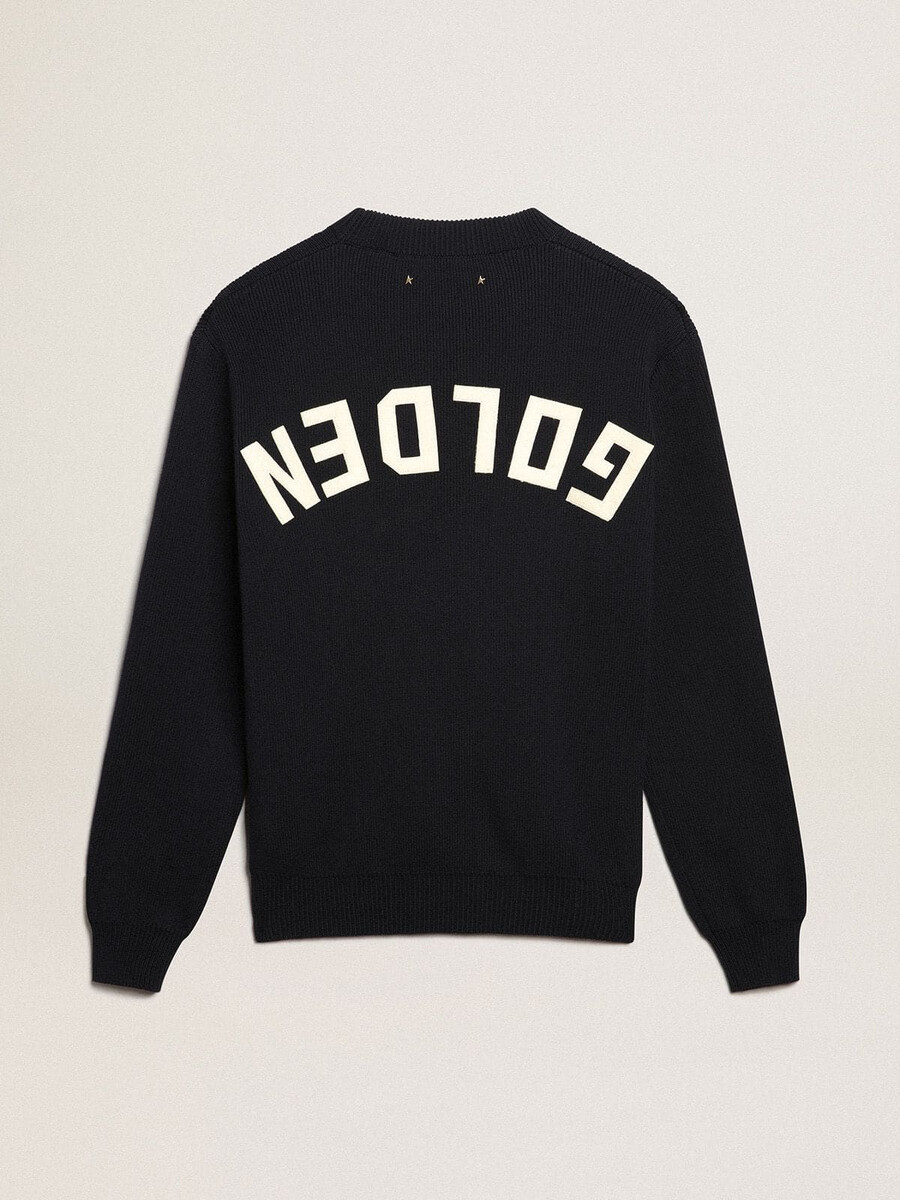 męski sweter z okrągłym dekoltem wykonany z ciemnoniebieskiej bawełny z logo