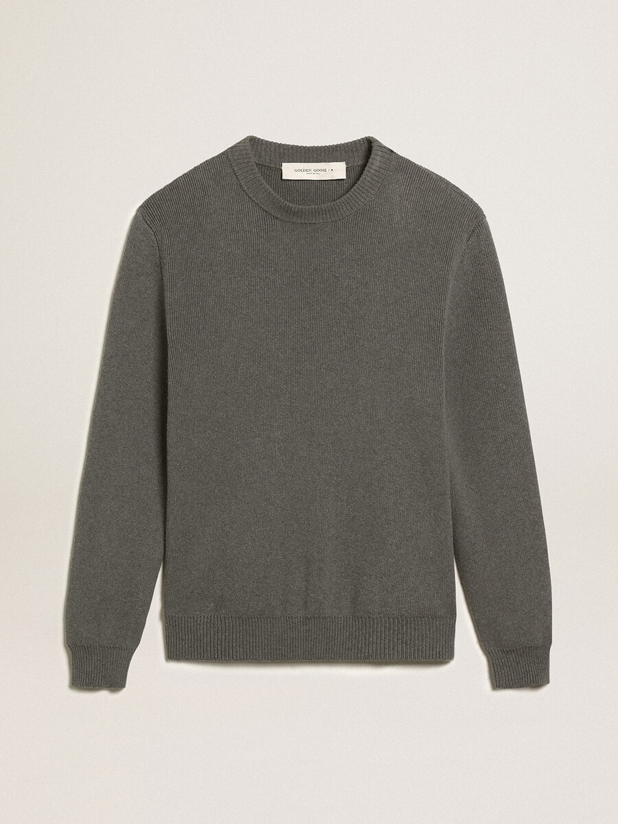 męski sweter z okrągłym dekoltem wykonany z ciemnoszarej bawełny z logo na plecach
