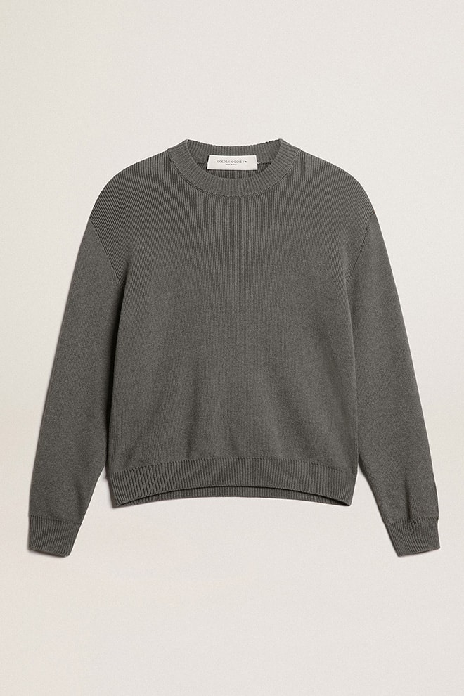 sweter damski z okrągłym dekoltem wykonany z ciemnoszarej bawełny z logo na plecach