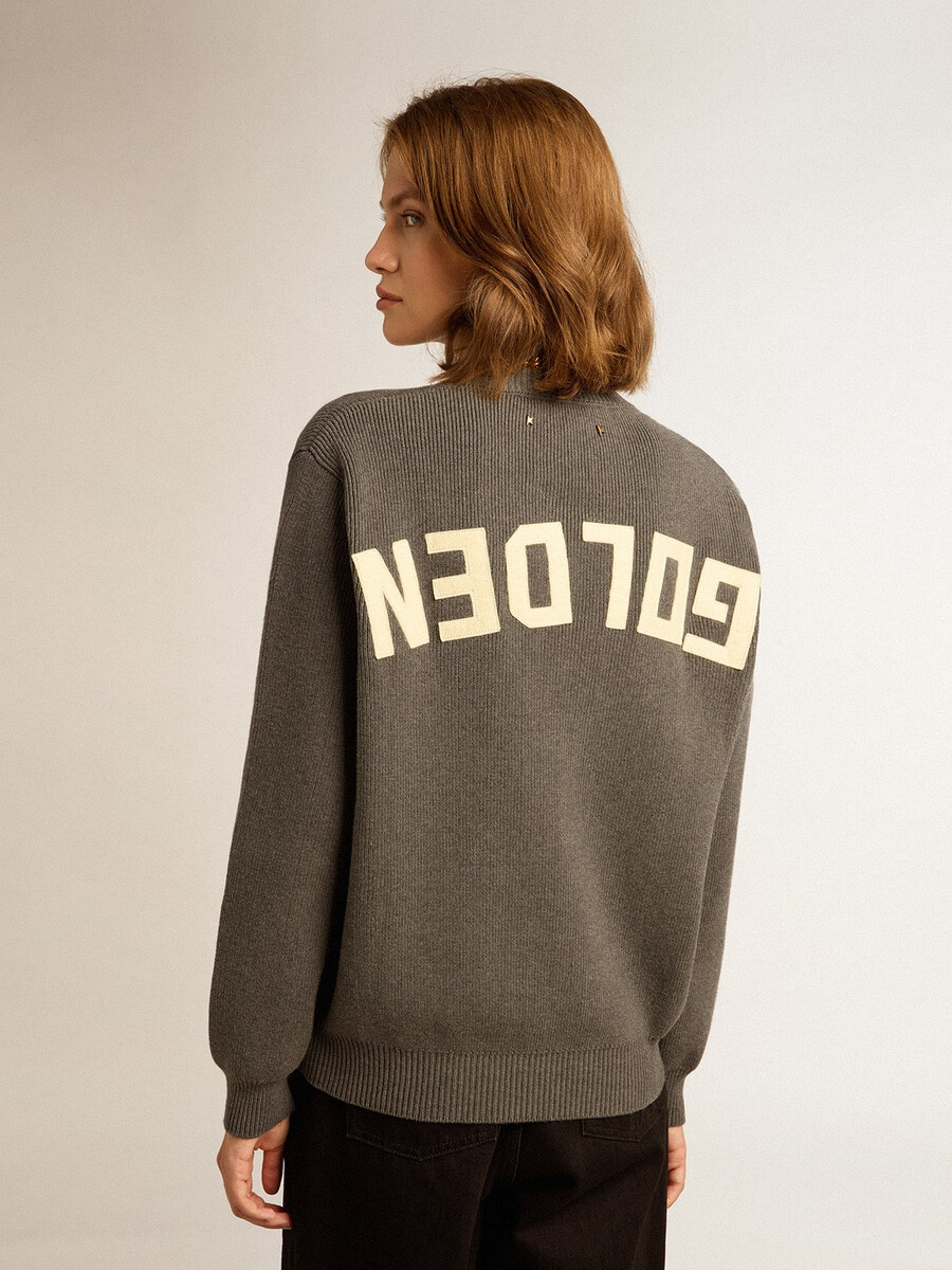 sweter damski z okrągłym dekoltem wykonany z ciemnoszarej bawełny z logo na plecach