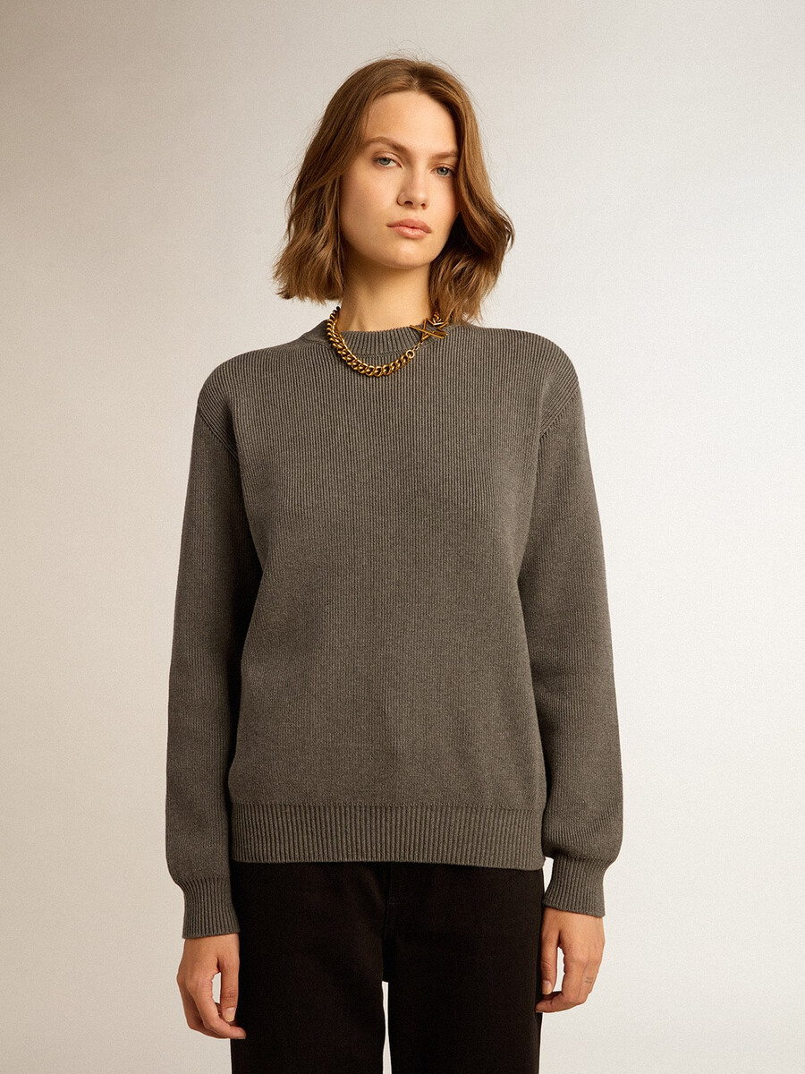 sweter damski z okrągłym dekoltem wykonany z ciemnoszarej bawełny z logo na plecach