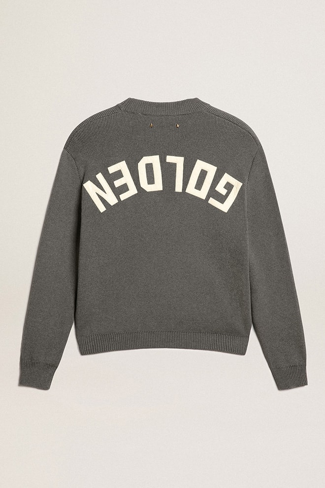 sweter damski z okrągłym dekoltem wykonany z ciemnoszarej bawełny z logo na plecach
