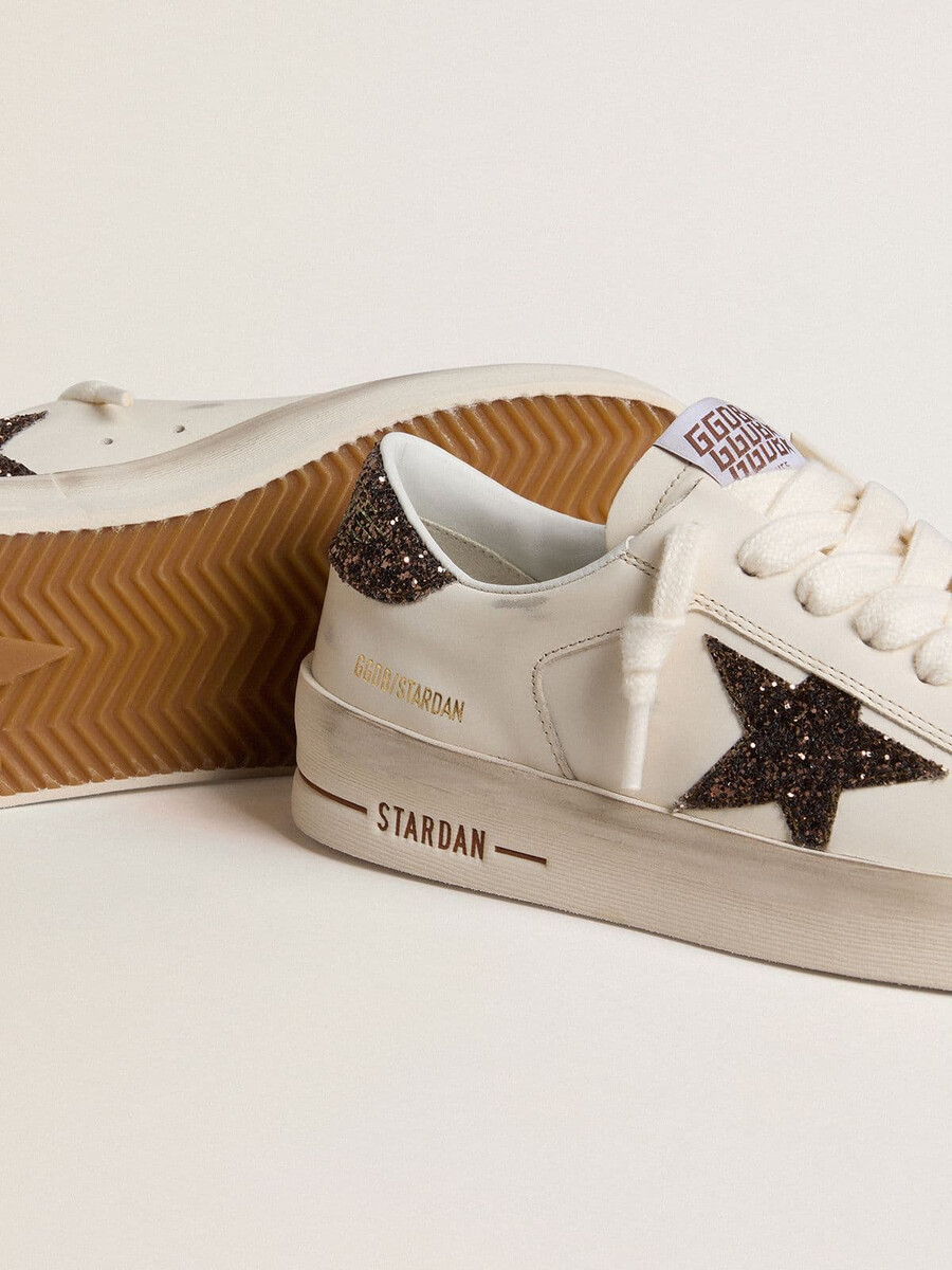 damskie buty stardan w białej skórze z brązową brokatową gwiazdką i zapięciem na pięcie
