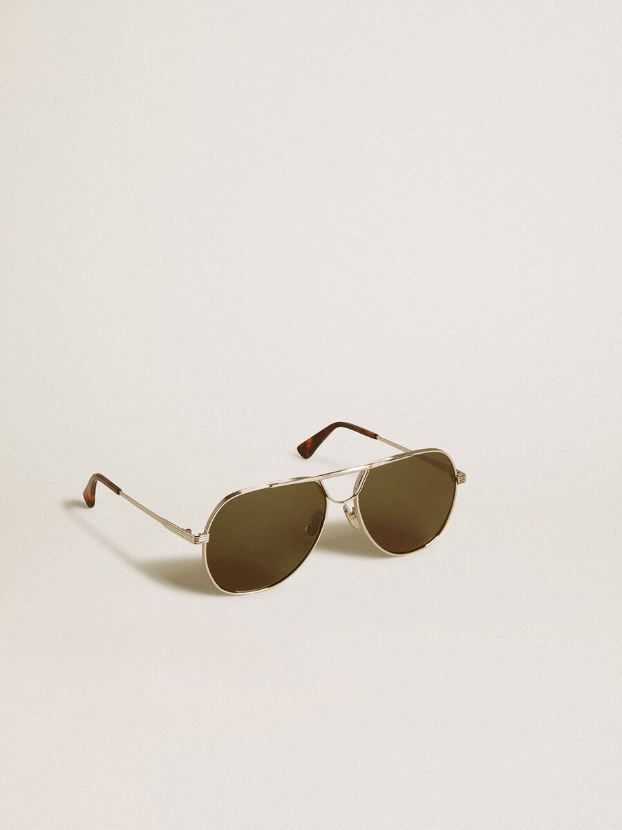 okulary przeciwsłoneczne typu aviator ze srebrną oprawką i zielonymi szkłami