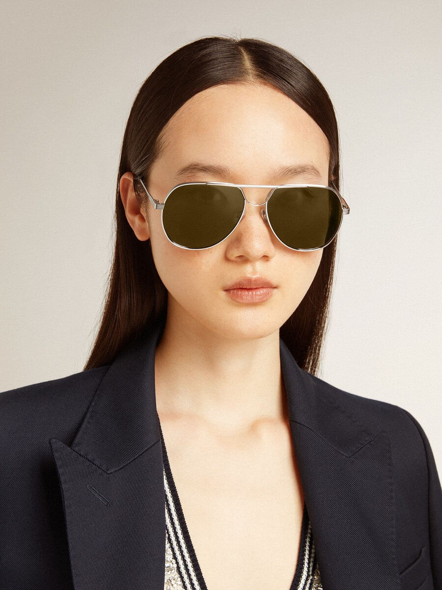okulary przeciwsłoneczne typu aviator ze srebrną oprawką i zielonymi szkłami