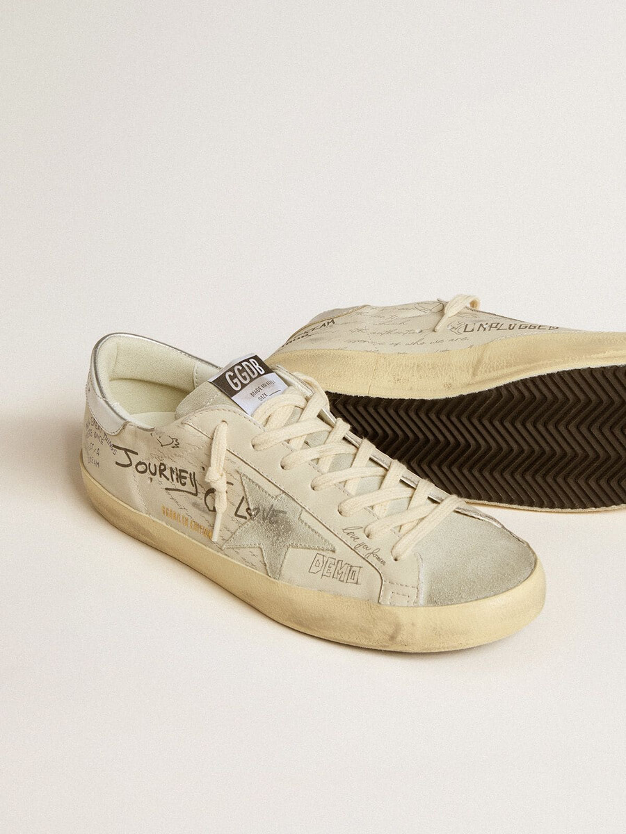 męskie buty super-star w białej skórze z napisami na całej powierzchni i gwiazdą z lodowo-szarego zamszu