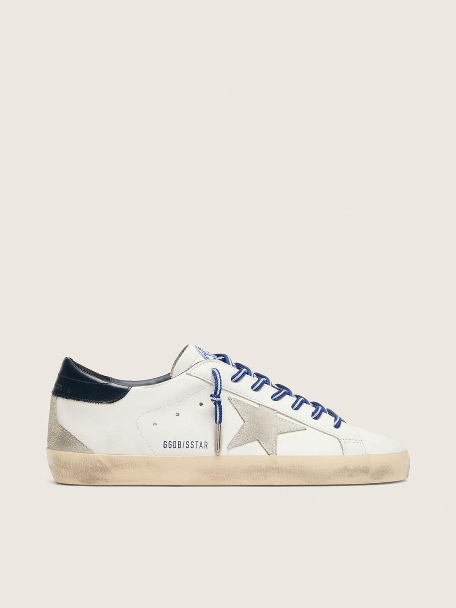 męskie buty super-star ltd inspirowane tenisem wykonane z białej skóry z gwiazdą ze zamszu i niebieskim skórzanym paskiem na pięcie