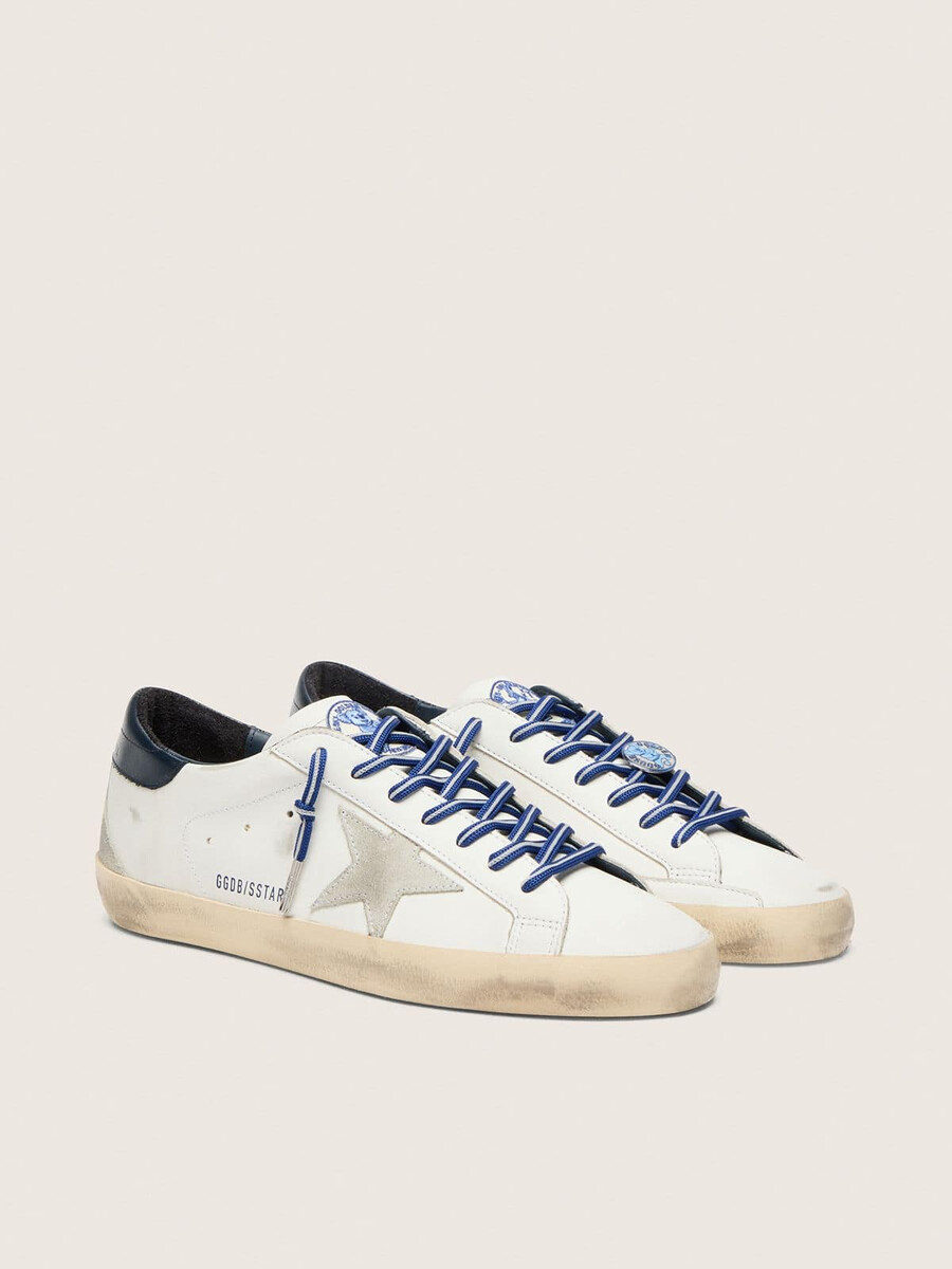 męskie buty super-star ltd inspirowane tenisem wykonane z białej skóry z gwiazdą ze zamszu i niebieskim skórzanym paskiem na pięcie