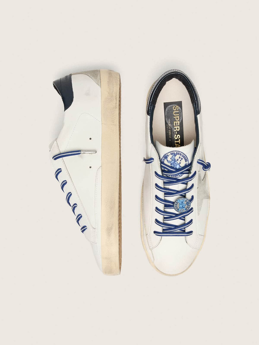 męskie buty super-star ltd inspirowane tenisem wykonane z białej skóry z gwiazdą ze zamszu i niebieskim skórzanym paskiem na pięcie