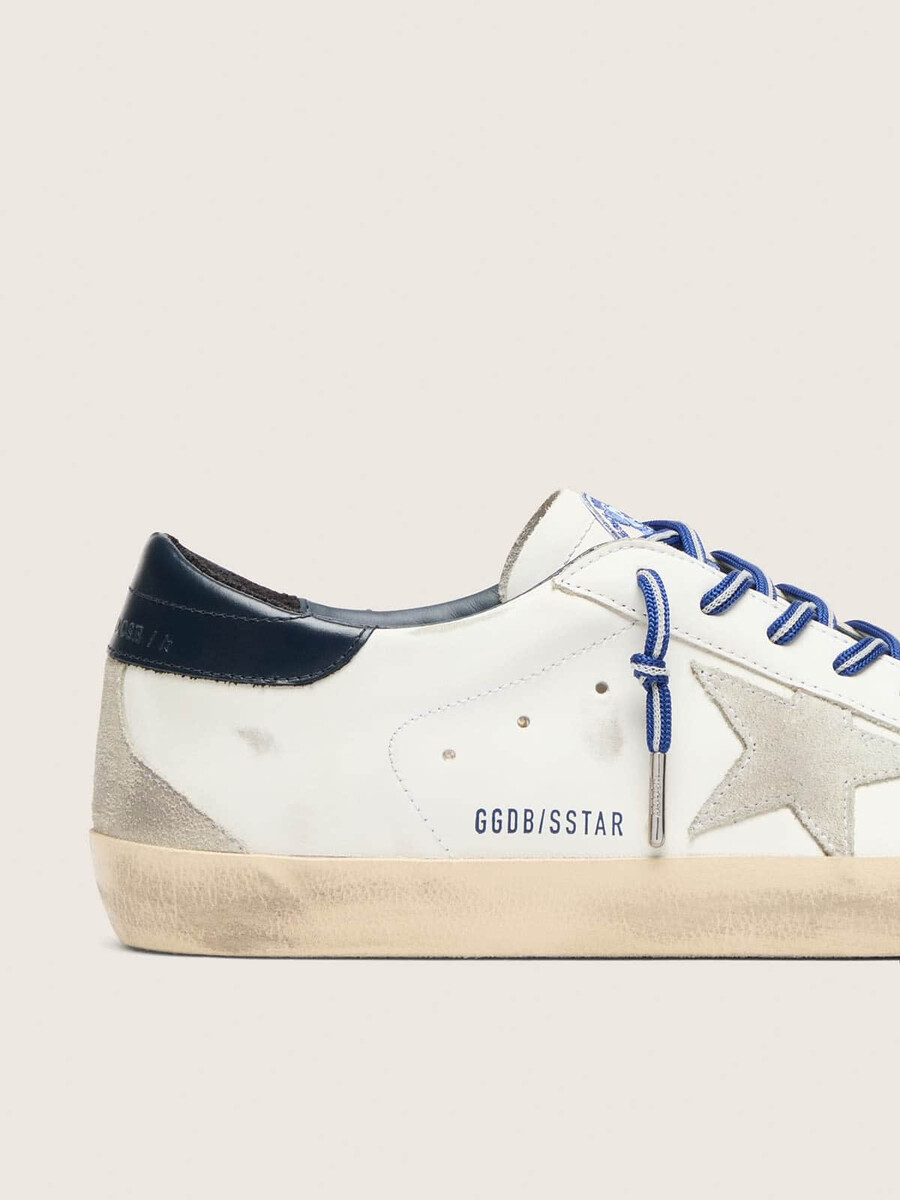 męskie buty super-star ltd inspirowane tenisem wykonane z białej skóry z gwiazdą ze zamszu i niebieskim skórzanym paskiem na pięcie