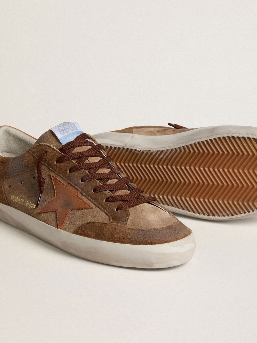 męskie buty super-star z brązowego zamszu z gwiazdą ze skóry w kolorze jasnobrązowym i zapięciem na pięcie