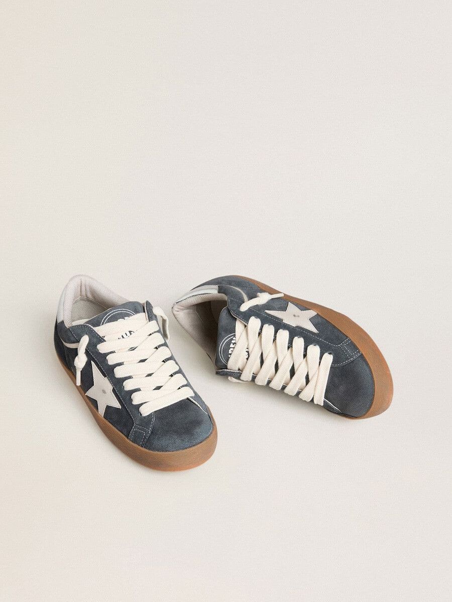 męskie buty super-star z szarego zamszu z białą skórzaną gwiazdą i srebrnym skórzanym paskiem na pięcie