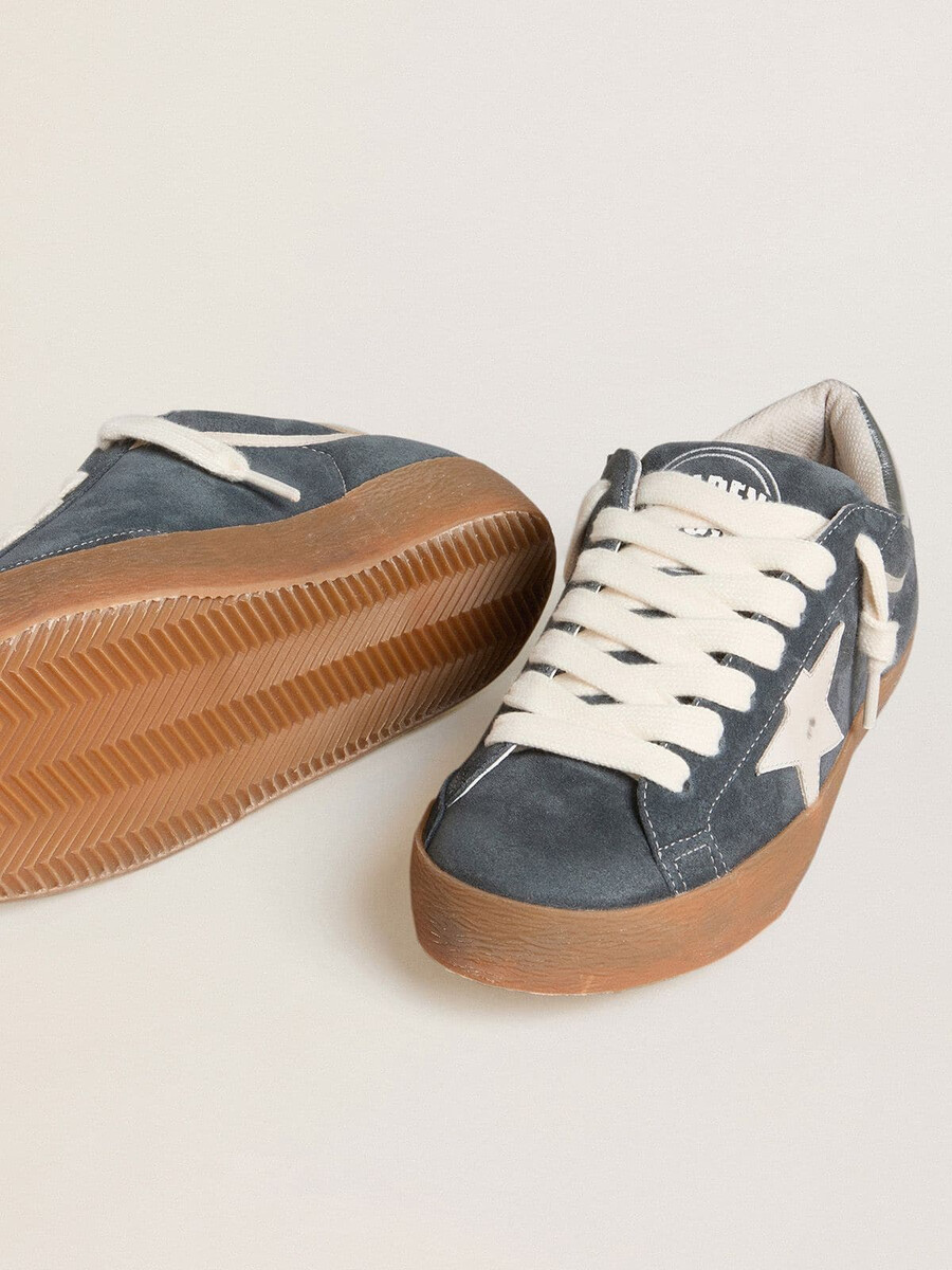 męskie buty super-star z szarego zamszu z białą skórzaną gwiazdą i srebrnym skórzanym paskiem na pięcie