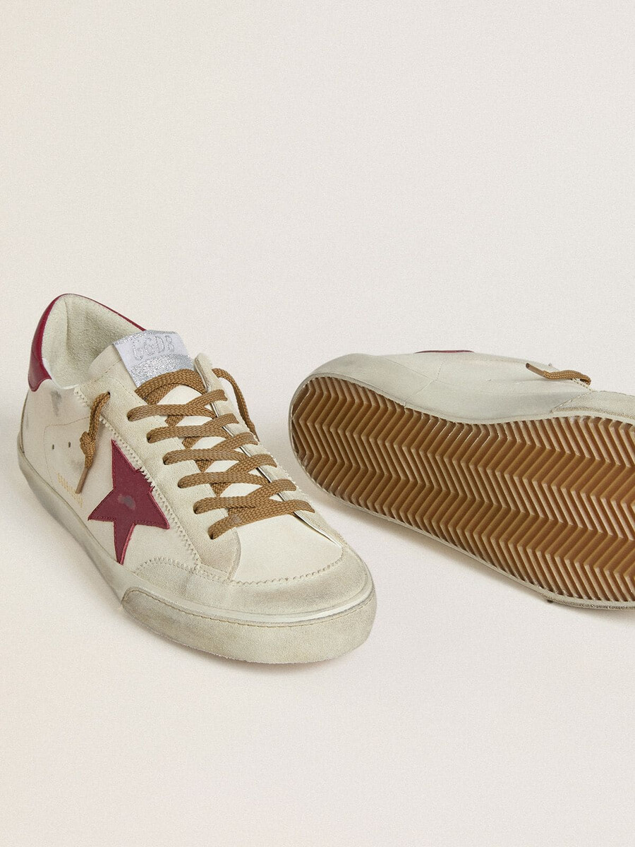 męskie buty super-star z czerwoną skórzaną gwiazdą i wstawkami z beżowego zamszu