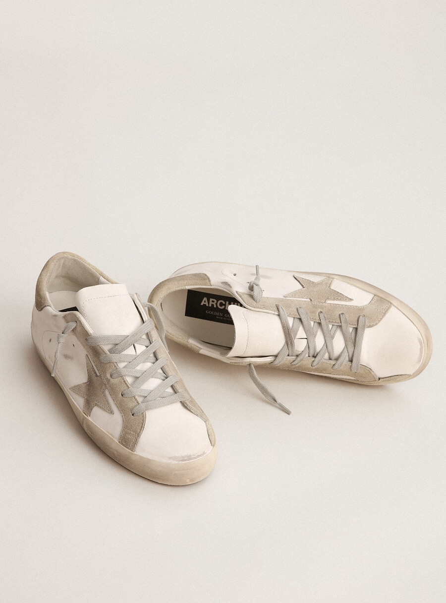 damskie buty super-star z szarą zamszową gwiazdą i zapięciem na pięcie