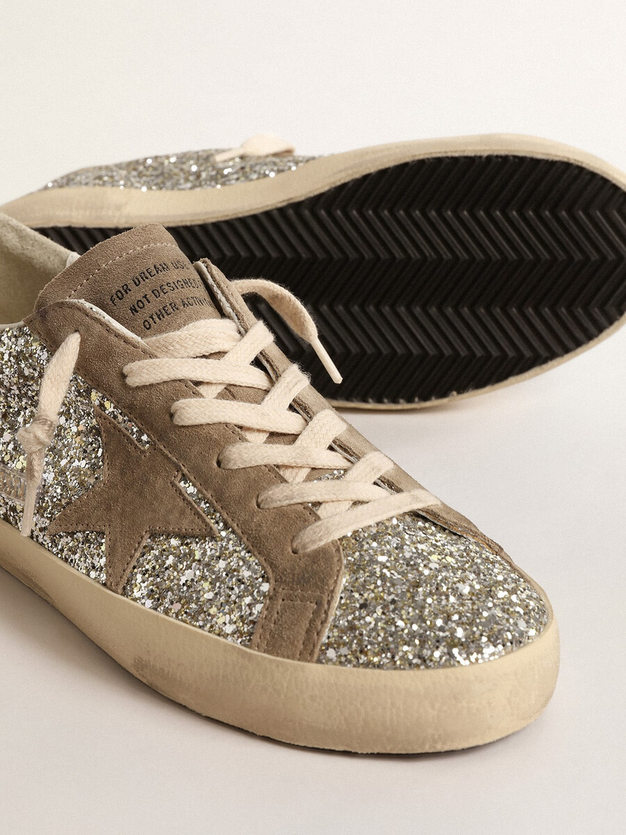 damskie buty super-star w kolorze platynowego brokatu z gwiazdą z zamszu w kolorze gołębiej szarości