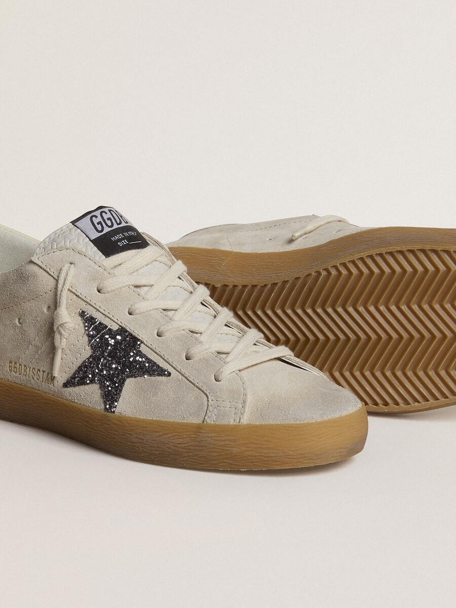 damskie buty super-star z lodowo-szarego zamszu ze srebrną brokatową gwiazdą i skórzanym paskiem na pięcie