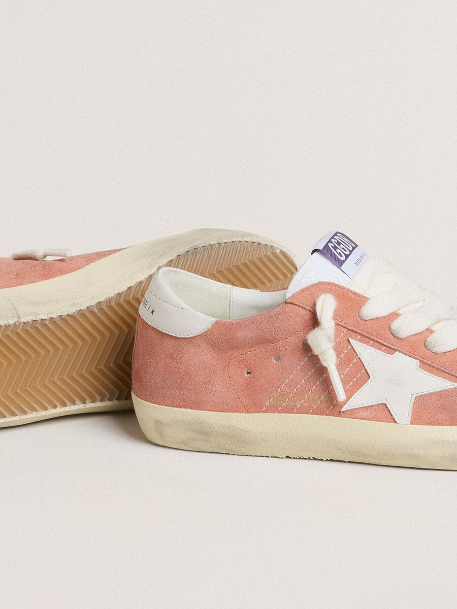 damskie buty super-star z koralowego zamszu z białą skórzaną gwiazdką i zapięciem na pięcie