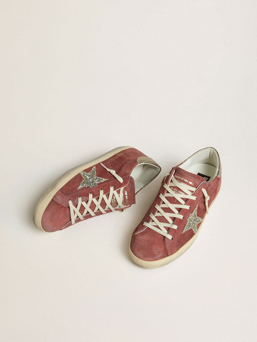 damskie buty super-star ltd z czerwonego zamszu ze srebrną brokatową gwiazdą i laminowaną skórzaną zapinką na pięcie