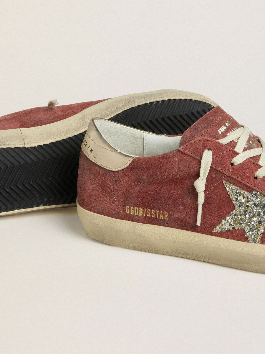 damskie buty super-star ltd z czerwonego zamszu ze srebrną brokatową gwiazdą i laminowaną skórzaną zapinką na pięcie