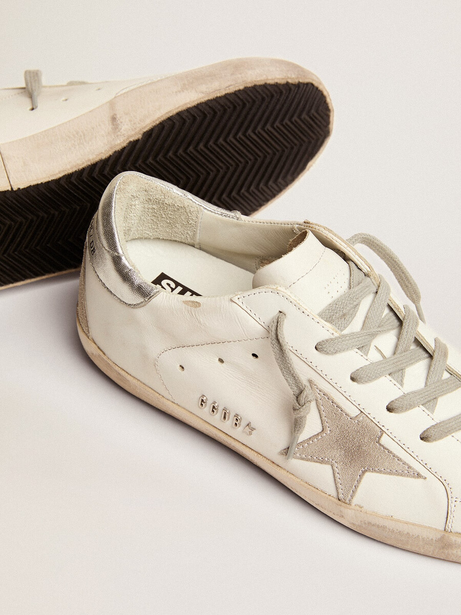 damskie buty super-star ze srebrnym paskiem na pięcie i metalowymi ćwiekami