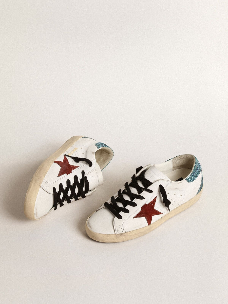 damskie buty super-star z bordową gwiazdą zamszową i jasnoniebieskim brokatowym paskiem na pięcie