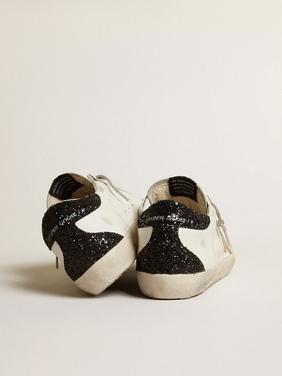 damskie buty super-star ze złotą gwiazdą i czarnym brokatowym paskiem na pięcie