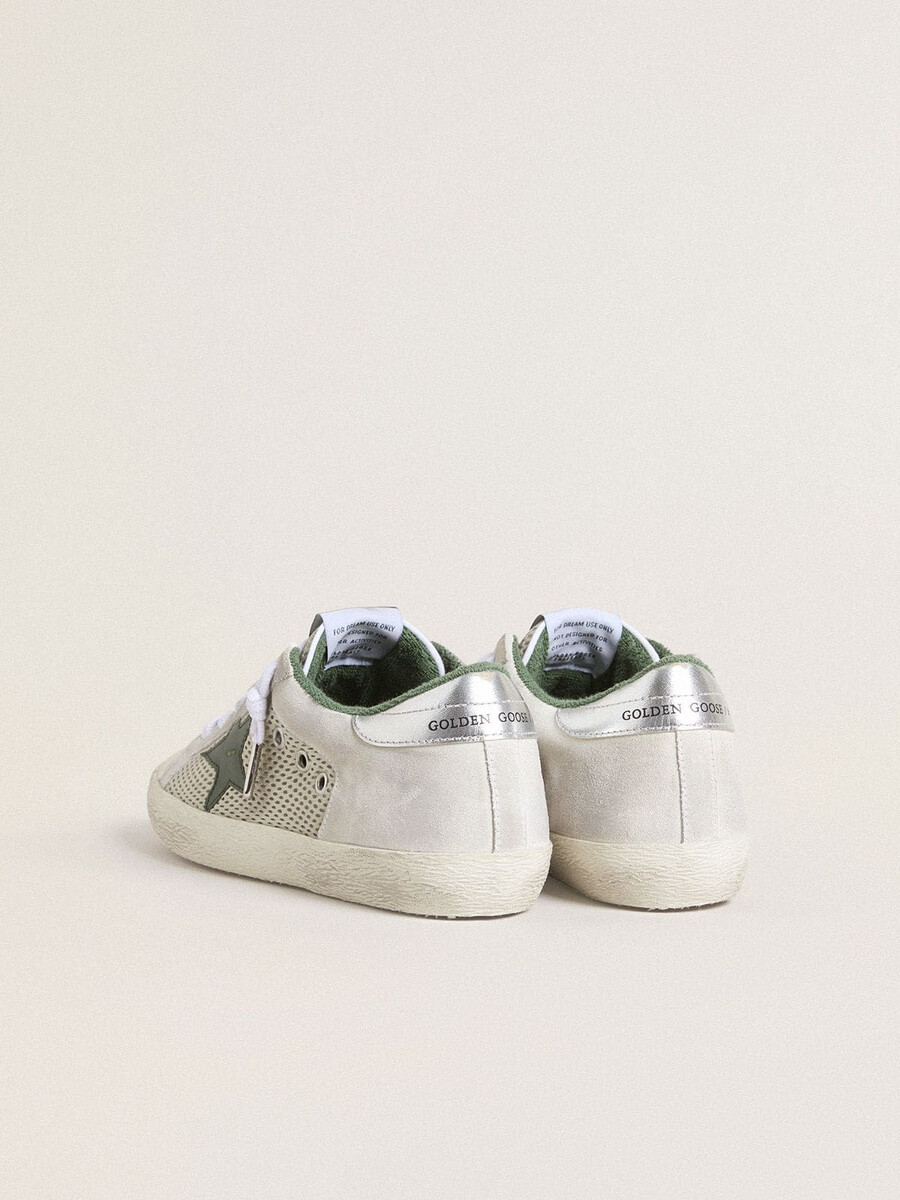 damskie buty super-star ltd z białego zamszu i siateczki z zieloną gwiazdą ze skóry i srebrną foliową zatyczką na pięcie ze skóry