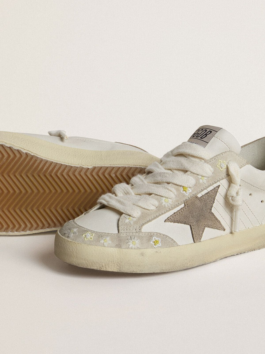 damskie buty super-star ltd z beżową zamszową gwiazdą i zapięciem na pięcie oraz haftowanym motywem kwiatowym