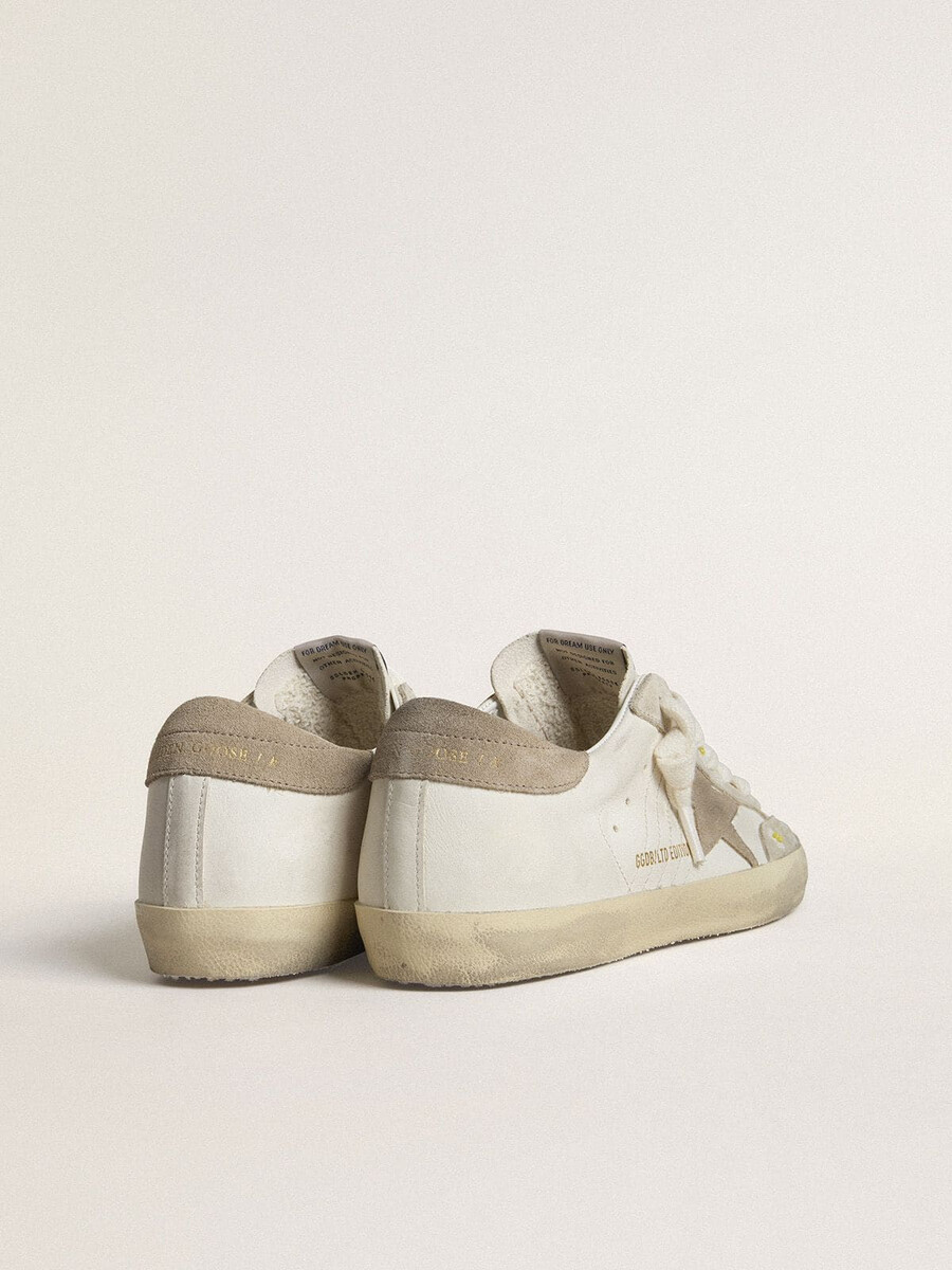 damskie buty super-star ltd z beżową zamszową gwiazdą i zapięciem na pięcie oraz haftowanym motywem kwiatowym