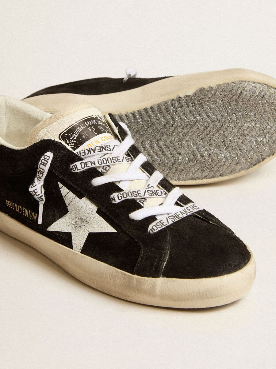damskie buty super-star ltd z czarnego zamszu z nadrukowaną białą gwiazdą i srebrnym brokatowym paskiem na pięcie