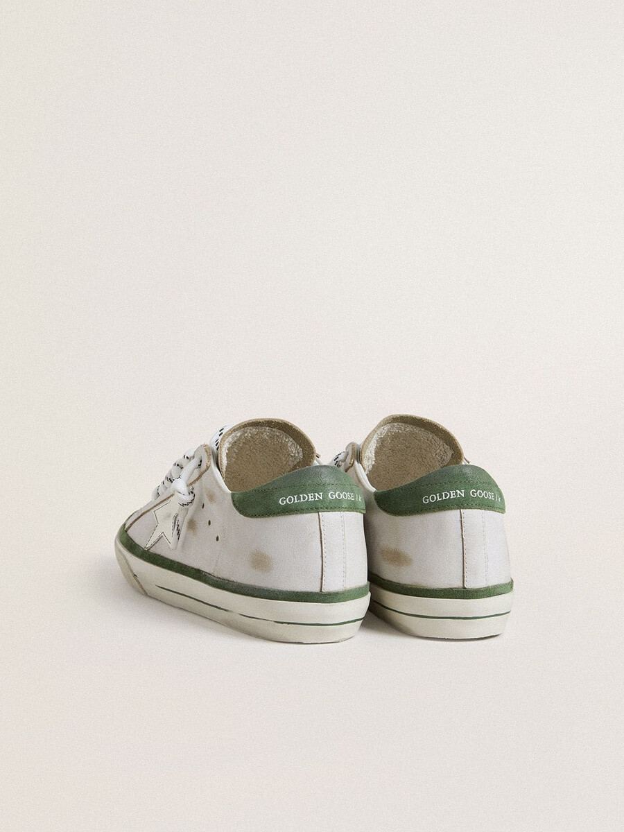 damskie buty super-star ltd z białą skórzaną gwiazdą i zielonym zamszowym paskiem na pięcie