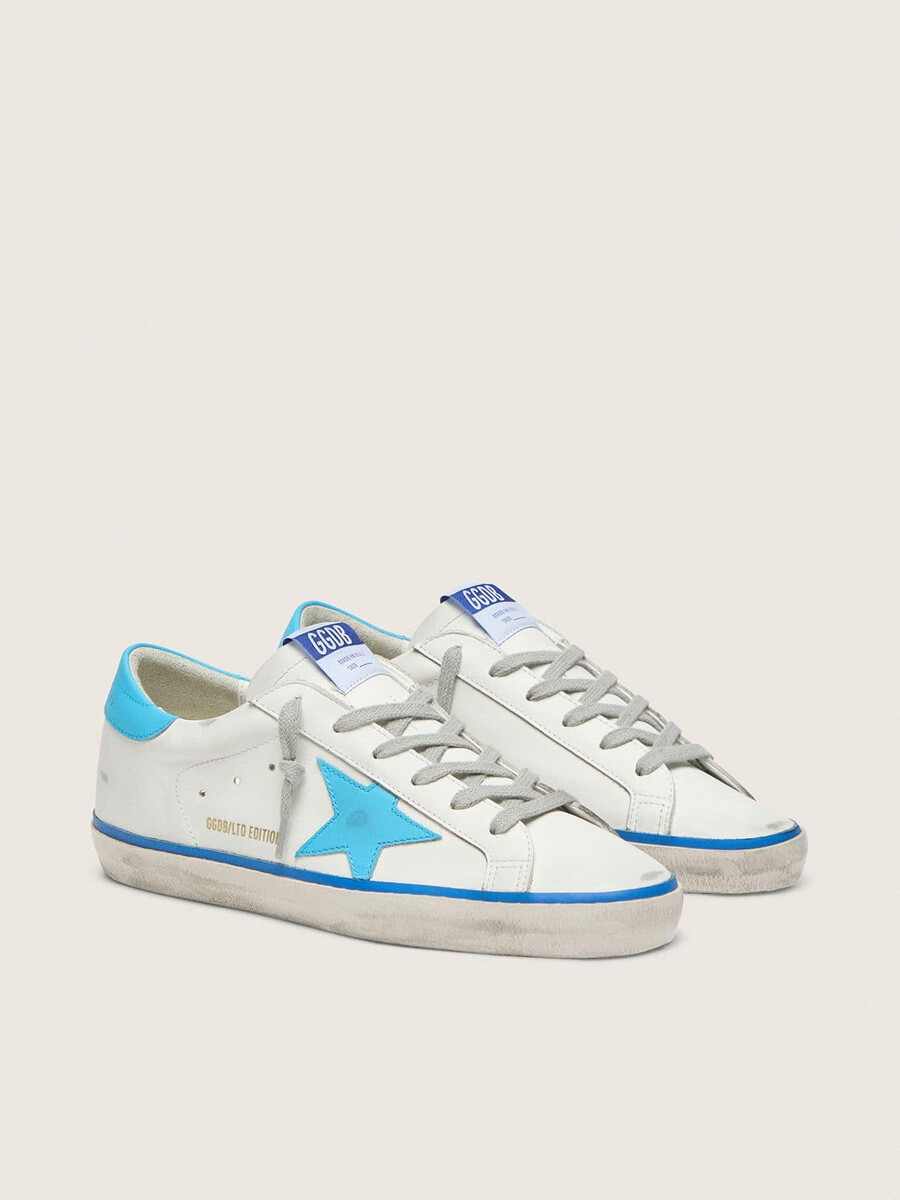 damskie buty super-star ltd z białej skóry z jasnoniebieską skórzaną gwiazdką i zapięciem na pięcie